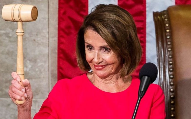 Hạ viện Mỹ có nữ chủ mới, ông Trump dễ méo mặt Bà Nancy Pelosi. (Ảnh: ABC News)