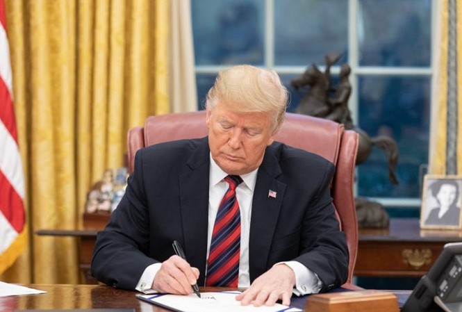 Mỹ thông qua đạo luật khiến Trung Quốc thêm đau đầu Tổng thống Mỹ Donald Trump vừa ký thông qua đạo luật mới. (Ảnh: NYT)