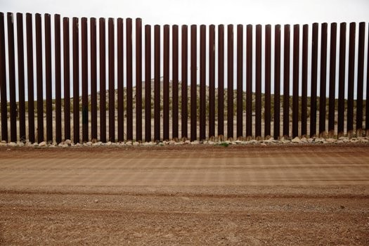 Trump đòi xây tường biên giới Mỹ - Mexico: Trên nóng dưới lạnh Hàng rào biên giới với Mexico ở thị trấn Columbus. (Ảnh: NYT)