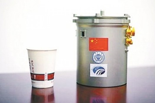Trung Quốc sắp trồng rau trên Mặt trăng Chiếc bình được thiết kế để hỗ trợ hạt rau và trứng sâu tằm phát triển trên bề mặt Mặt trăng. (Ảnh: CNSA)