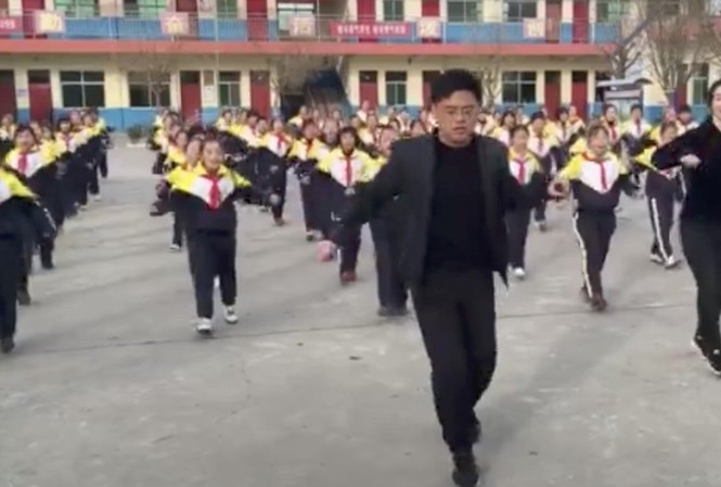 Hiệu trưởng nhảy shuffle dance tưng bừng với học sinh Hiệu trưởng Zhang đang nhảy shuffle dance với học sinh. (Ảnh; SMCP)