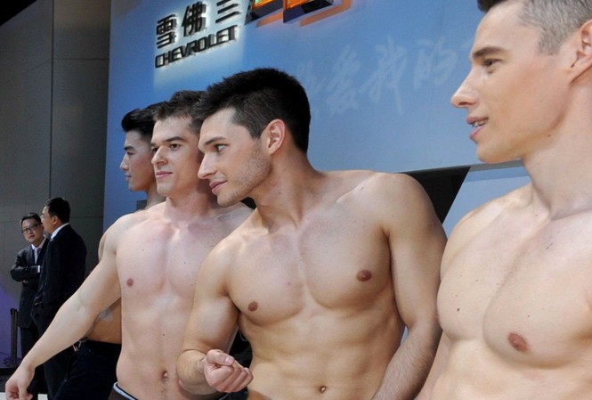 Trung Quốc: Mốt dịch vụ thuê người mẫu nước ngoài ‘diễn trò khỉ’ Những người mẫu sẵn sàng để trần sẽ được trả thêm thù lao. (Ảnh: SCMP)