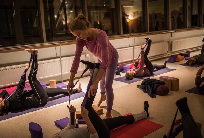 Có gì ở nơi hạnh phúc nhất thế giới? Trong một lớp Yoga ở Kauniainen. (Ảnh: NYT)
