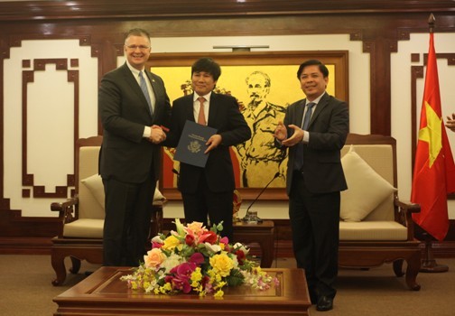 An toàn hàng không của Việt Nam được xếp loại 1 Đại sứ Daniel J. Kritenbrink, Bộ trưởng Giao thông Vận tải Nguyễn Văn Thể và các đại biểu tại buổi gặp gỡ. (Ảnh: ĐSQ Mỹ)