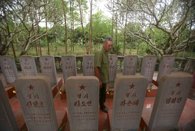 Gìn giữ bia mộ 14 phi công Triều Tiên hy sinh ở Việt Nam Gìn giữ bia mộ 14 phi công Triều Tiên hy sinh ở Việt Nam