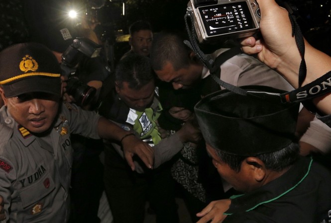 Dân làng Indonesia nhốn nháo, xúc động đón cô gái trong vụ án Kim Jong Nam Siti Aisyah được cảnh sát hộ tống về nhà. (Ảnh: AP)
