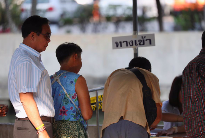 Bầu cử Thái Lan: Phe thân Thaksin giành đa số phiếu Các cử tri Thái Lan đi bỏ phiếu. (Ảnh: CNA)