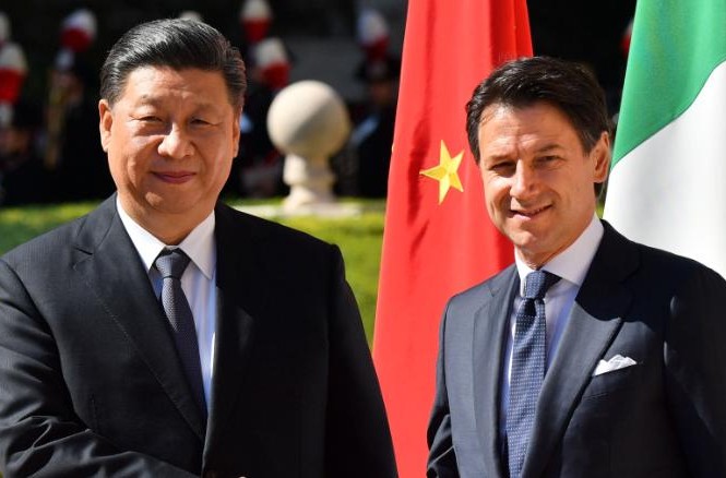EU lục đục, Trung Quốc hưởng lợi Thủ tướng Ý Giuseppe Cont đón Chủ tịch Trung Quốc Tập Cận Bình sang thăm vào tuần trước. (Ảnh: CNN)