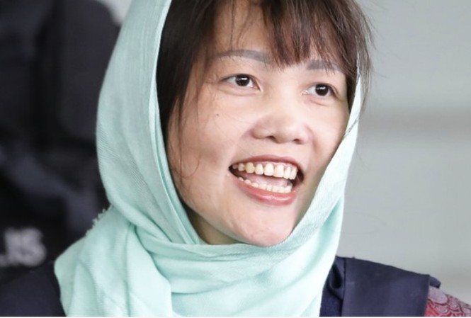 Đoàn Thị Hương nói 'hạnh phúc' khi rời phòng xử án Gương mặt rạng rỡ của Đoàn Thị Hương sau khi rời phòng xử án. (Ảnh: AP0
