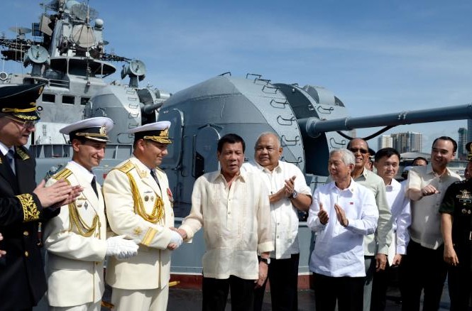 Hai tàu chiến Nga thăm Philippines giữa lúc căng thẳng Tổng thống Philippines Rodrigo Duterte trên một tàu chống ngầm của Nga hôm 6/1//2017. (Ảnh: CNN)