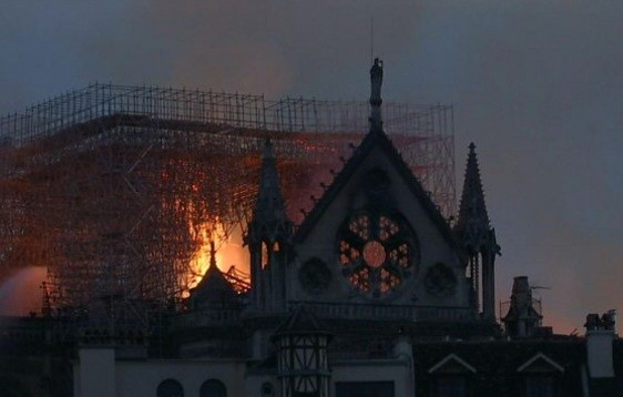 Vô số đề nghị giúp Pháp tái thiết Nhà thờ Đức Bà Nhà thờ Đức Bà Paris sau vụ cháy. (Ảnh: BBC)