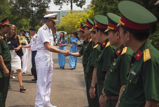 Tư lệnh Ấn Độ - Thái Bình Dương của Mỹ kết thúc chuyến thăm Việt Nam Tư lệnh Bộ Tư lệnh Ấn Độ Dương – Thái Bình Dương Mỹ, Đô đốc Philip Davidson gặp mặt các sĩ quan Việt Nam tham gia hỗ trợ Bệnh viện Quân đội 175 khi cùng Tổng Lãnh sự Mỹ tại TP HCM Mary Tarnowka tới thăm bệnh viện. (Ảnh: ĐSQ Mỹ)
