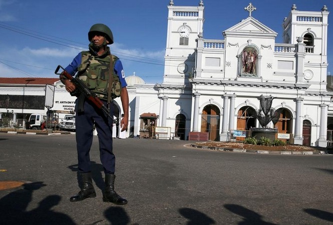 Sri Lanka gỡ lệnh giới nghiêm sau đánh bom hàng loạt Một nhân viên an ninh đứng gác bên ngoài nhà thờ St Anthony ở Colombo. (Ảnh: Reuters)