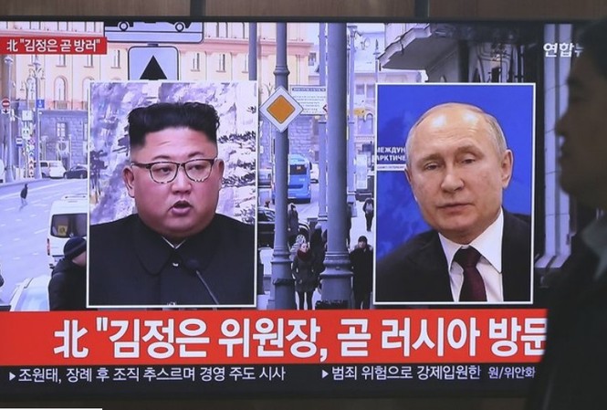 Gặp ông Kim, ông Putin muốn gửi thông điệp đến Mỹ Hình ảnh hai nhà lãnh đạo Triều Tiên và Nga trên một bản tin thời sự ở ga tàu điện Seoul hôm 23/4/2019. (Ảnh: AP)