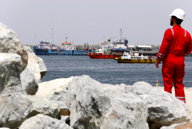 Sau vụ phá tàu, 2 trạm bơm dầu Ả-rập Xê-út bị tấn công Quang cảnh cảng Fujairah của UAE. (Ảnh: Reuters)
