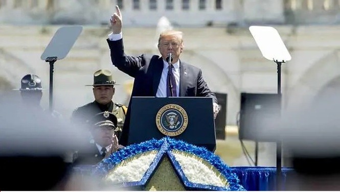 Giữa chiến tranh thương mại, Mỹ tuyên bố tình trạng khẩn cấp Tổng thống Mỹ Donald Trump vừa tuyên bố tình trạng khẩn cấp