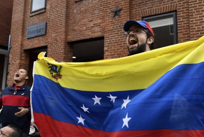 Hy vọng mới cho khủng hoảng Venezuela Biểu tình trước Đại sứ quán Venezuela ở Washington hôm 14/5. (Ảnh: AP)