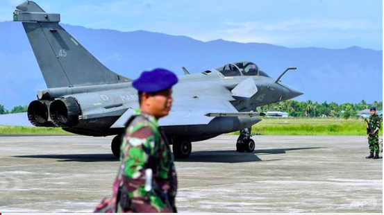 Lý do dàn máy bay chiến đấu Pháp hạ cánh khẩn cấp ở Indonesia Một lính Indonesia đứng gác gần chiếc máy bay của Pháp