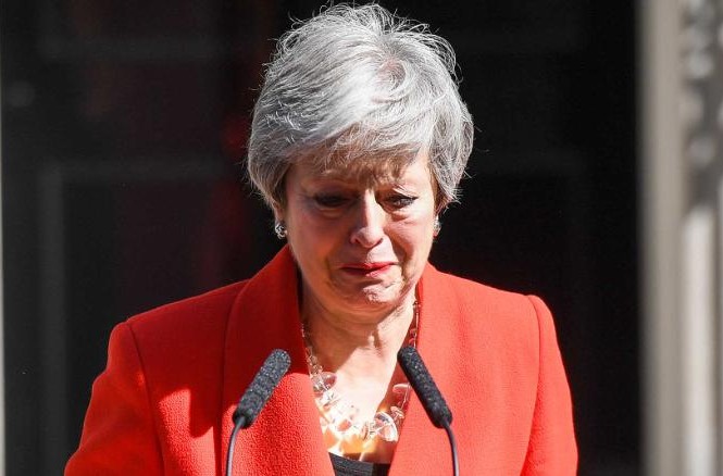 Thủ tướng Anh Theresa May rơi lệ khi thông báo ngày từ chức Thủ tướng Anh Theresa May