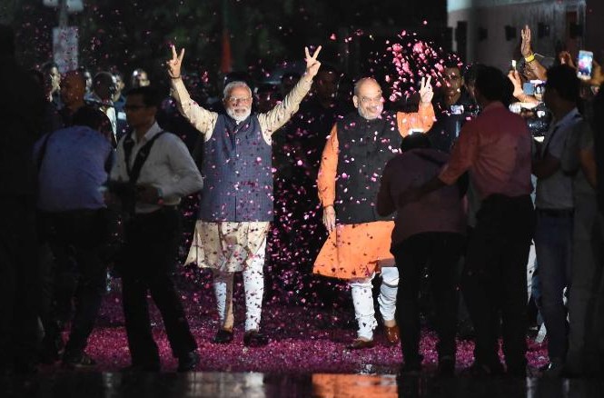 'Người bán trà hèn mọn' giành chiến thắng lịch sử Thủ tướng Narendra Modi và Chủ tịch đảng BJP ăn mừng chiến thắng. (Ảnh: CNN)