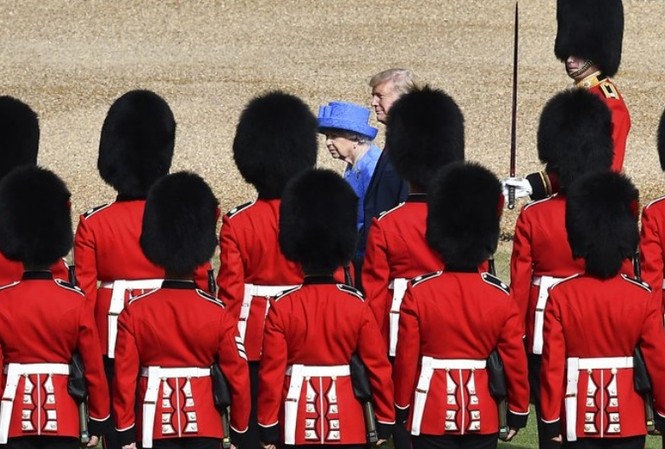 Ông Trump thăm châu Âu giữa những lăn tăn, náo động Nữ hoàng Anh Elizabeth II và Tổng thống Mỹ Donald Trump duyệt đội danh dự tại lâu đài Windsor vào tháng 7/2018. (Ảnh: AP)