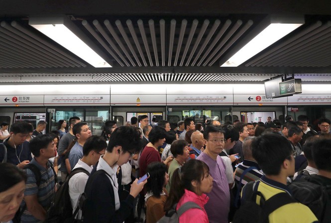 Hong Kong tạm trở lại bình thường sau chuỗi ngày tê liệt Giao thông ở Hong Kong gần như đã trở lại bình thường trong sáng 13/6.(Ảnh: SCMP)