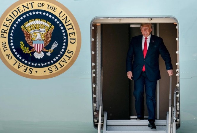 Trước khi đến Nhật, ông Trump lại khiến bạn bè 'vã mồ hôi' Tổng thống Mỹ Donald Trump dừng chân ở Anchorage để tiếp nhiên liệu trước khi bay tiếp đến Nhật Bản. (Ảnh: NYT)