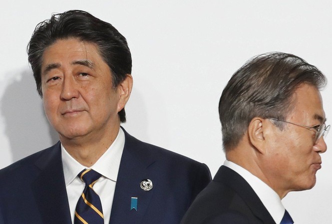 Nhật – Hàn hục hặc, Trung Quốc hưởng lợi Thủ tướng Nhật Bản Shinzo Abe và Tổng thống Hàn Quốc Moon Jae-in. (Ảnh: Reuters)