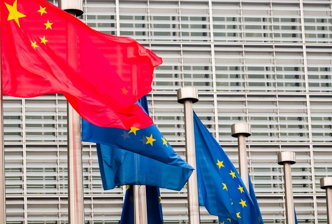 EU ra nghị quyết về Hong Kong, bị Trung Quốc mắng xối xả Cờ Trung Quốc và EU