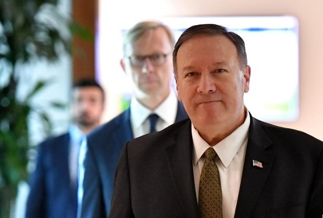Mỹ xây dựng liên minh chống Iran Ngoại trưởng Mỹ Mike Pompeo và phái viên đặc biệt của Mỹ về Iran Brian Hook đến UAE ngày 19/9. (Ảnh: Reuters)