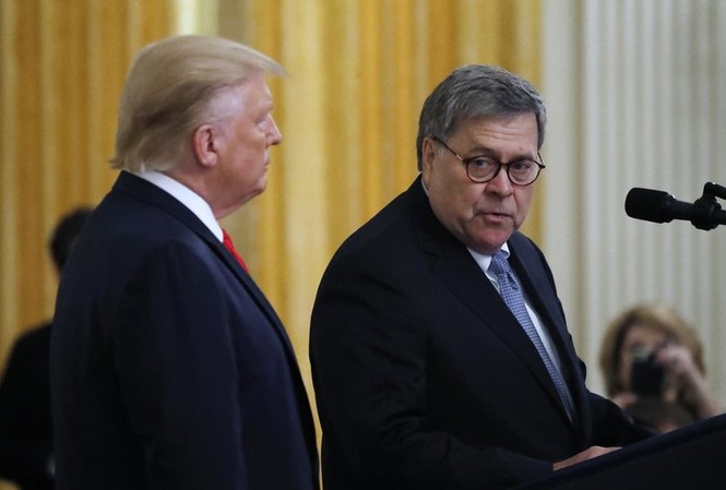 Lộ chuyện ông Trump nhờ thủ tướng Úc giúp điều tra ngược Tống thống Mỹ Donald Trump (trái) và Bộ trưởng Tư pháp Mỹ William Barr. (Ảnh: AP)