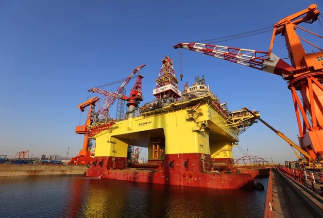 Việt Nam xác minh Trung Quốc đưa giàn khoan Hải Dương 982 ra Biển Đông Giàn khoan Hải dương Thạch du 982 chạy thử trên biển năm 2019. Ảnh: Xinhua