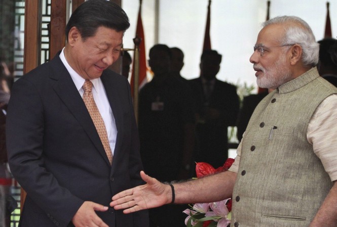 Im lặng bất thường trước khi lãnh đạo Trung - Ấn sắp gặp nhau Ông Modi và ông Tập gặp nhau ở Ahmedabad vào tháng 9/2014. (Ảnh: AP)