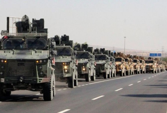 Bị Mỹ bỏ rơi, người Kurd bắt tay với chính phủ Syria chống Thổ Nhĩ Kỳ Đoàn xe quân sự của Thổ Nhĩ Kỳ tiến vào Syria. (Ảnh: Reuters)