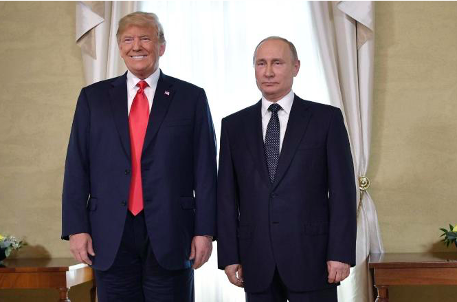 Người Nga không muốn ông Trump bị luận tội Tổng thống Mỹ Donald Trump và Tổng thống Nga Vladimir Putin trong cuộc gặp ở Helsinki tháng 7/2018. (Ảnh: CNN)