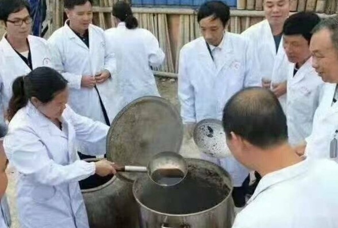 Nhóm bác sĩ Đông y bí mật chế ‘nước uống trường sinh’, giúp sống thọ 120 tuổi Hình ảnh các bác sĩ chế loại 'nước uống trường sinh' được đưa lên mạng xã hội. (Ảnh: Weibo)