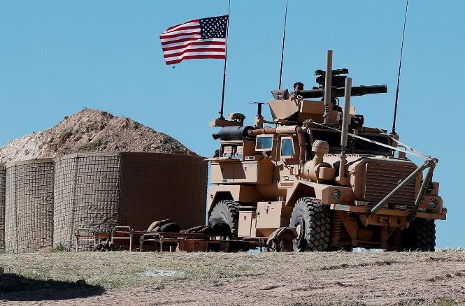 Rút quân khỏi Syria, Mỹ bị coi là 'đem con bỏ chợ' Một xe quân sự cắm cờ Mỹ ở Syria. (Ảnh: CNN)