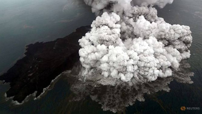 Indonesia nâng cảnh báo vì núi lửa hoạt động mạnh Hình ảnh núi lửa Anak Krakatoa đang hoạt động. (Ảnh: CNA)