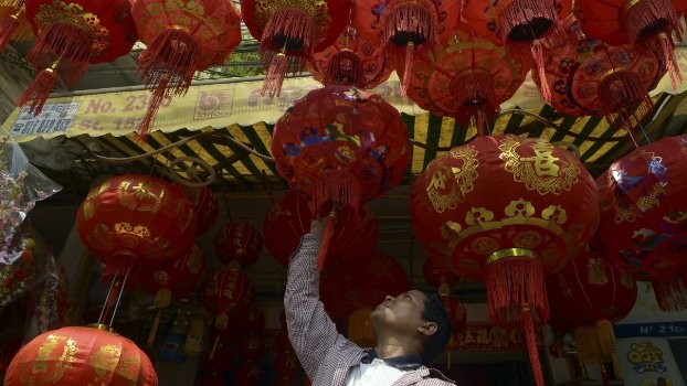 Du khách Trung Quốc tăng đột biến, người Campuchia không vui Một cửa hàng bán đèn lồng Trung Quốc ở Phnom Penh. (Ảnh: SCMP)