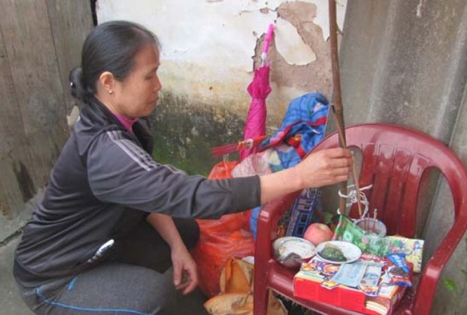 Bắt kẻ dùng cối đánh con gái 3 tuổi tử vong Thắp nhang cho bé xấu số. Ảnh: Duy Chiến.