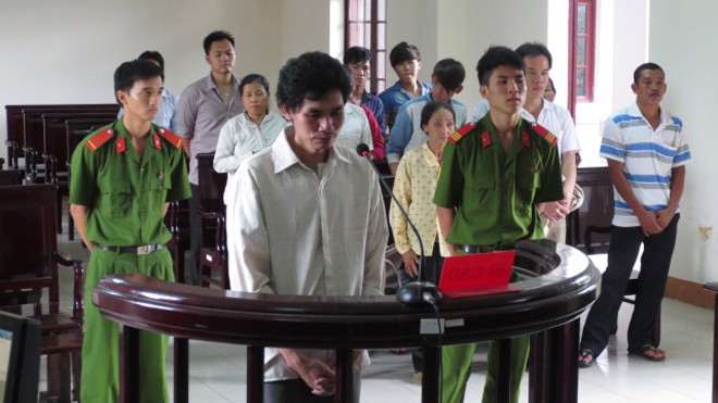 Giết vợ bằng búa, lĩnh 20 năm tù Bị cáo Từ Đức Toàn trước vành móng ngựa.