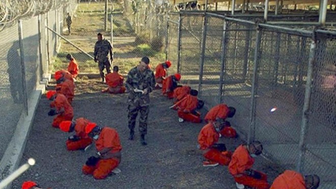 CIA tra tấn tù nhân bằng... nhạc rock Các tù nhân bị giam giữ tại nhà tù Guantanamo - Ảnh: Reuters