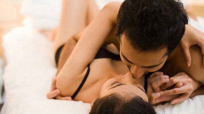 Ra nhiều mồ hôi khi 'yêu' có phải tinh trùng yếu? Việc tinh trùng khỏe hay yếu, số lượng nhiều hay ít không phụ thuộc vào vấn đề bạn trai em có bị ra mồ hôi hay không. Hai việc đó hoàn toàn không liên quan gì đến nhau cả. (Ảnh minh họa)