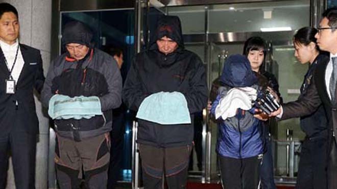 Thuyền phó rất thiếu kinh nghiệm điều khiển phà đắm Hàn Quốc Thuyền trưởng Lee Joon-seok (giữa) và hai thành viên thủy thủ đoàn bị bắt.