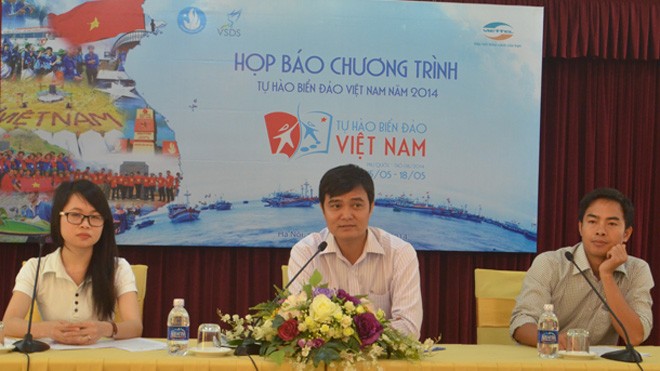 900 bạn trẻ tham gia Anh Bùi Quang Huy (giữa), Trưởng Ban tổ chức chương trình "Sinh viên với biển đảo Tổ quốc năm 2014".