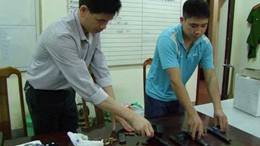 Bị truy nã vẫn ngang nhiên buôn vũ khí nóng Cơ quan Cảnh sát điều tra kiểm tra tang vật.
