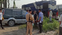 Vượt đường ray, ôtô bị tàu hỏa đâm văng 10 mét Rất may vụ tai nạn không gây thương vong lớn về người.