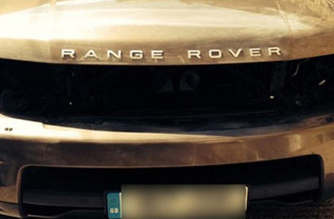 Trộm đèn pha xe Range Rover để trồng cần sa Một chiếc Range Rover bị “vặt” toàn bộ dàn đèn pha dạng LED tại Anh.