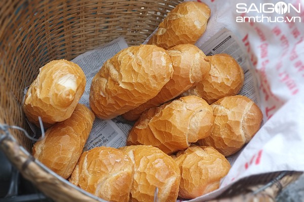 Thú ăn bánh mì không của người Sài Gòn Làm sao quên được mỗi lần người bán mở cái miếng bao bố ra, hương thơm bánh mì kích thích sự
thèm ăn, kích thích cảm giác yêu quí đời sống đô thị yên bình... - Ảnh: Giang Vũ