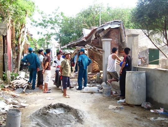Sập mái cổng, một thợ xây bị đè chết Hiện trường vụ tai nạn thương tâm. Ảnh: Người lao động.